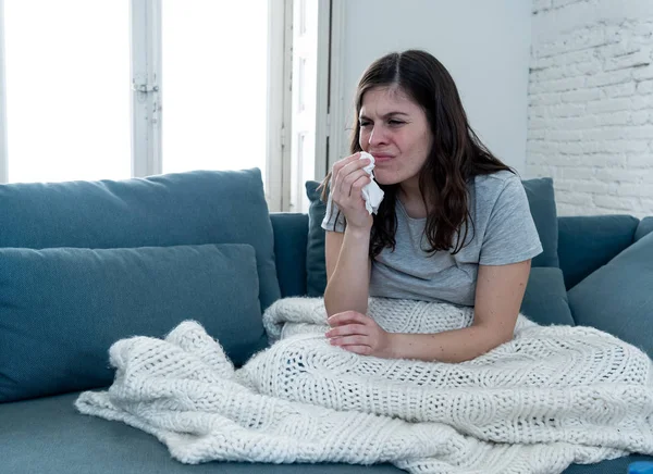 Mujer Enferma Sofá Estornudando Sonándose Nariz Con Alergia Fiebre Del — Foto de Stock