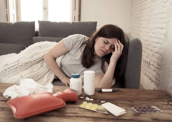 生病有吸引力的女人在毯子下感觉不适与头痛疼痛鼻子高温感觉疲劳和不安在家里不能去工作在医疗保健概念 — 图库照片