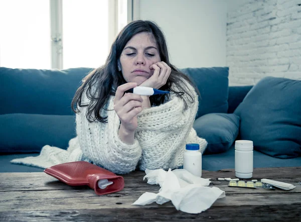 Salud Medicina Mujer Enferma Tumbada Sofá Casa Con Dolor Cabeza — Foto de Stock