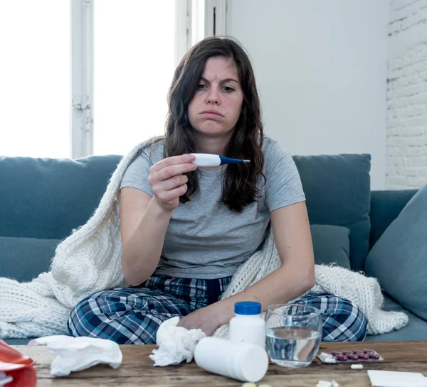 Salud Medicina Mujer Enferma Tumbada Sofá Casa Con Dolor Cabeza — Foto de Stock