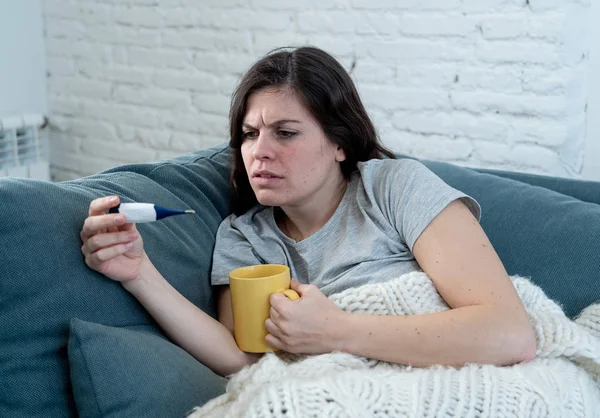 Gezondheidszorg Geneeskunde Zieke Vrouw Liggend Bank Thuis Onwel Met Hoofdpijn — Stockfoto