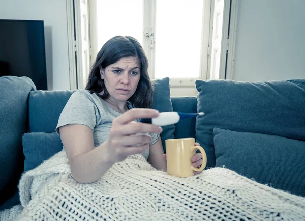 Gesundheitswesen Und Medizin Kranke Frau Die Hause Auf Dem Sofa — Stockfoto