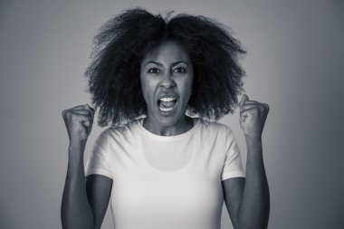 Kızgın ve stresli yüzü ile çekici sinirli Afrikalı Amerikalı kadının portresi. Deli ve çılgın bağırışlar ve öfkeli jestler yapmak. Yüz ifadeleri ve duygular ve ruh sağlığı.