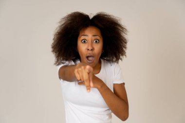 Güzel şok afro-amerikan kadın görünümlü ve inanılmaz bir şey işaret ya da sürpriz ve mutlu yüz ve jestleri ile büyük bir başarı sahip. İnsanlar ve insan duygu ve ifadeler.