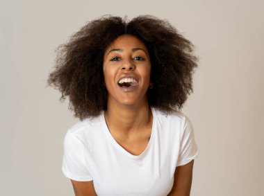 Mutlu yüz güzel gülümseme ve afro saçlı çekici Afrikalı Amerikalı kadının yakın portresi. Nötr arka planda izole edilmiş. İnsanlarda, olumlu insan yüz ifadeleri ve duygular.