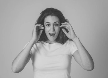 Mutlu yüz lü güzel genç kırmızı işe kadın sürpriz jestler yapma ve şok edici ve iyi bir şey bakıyor. İnsan yüz ifadeleri ve duygular. Nötr arka planda yalıtılmış.