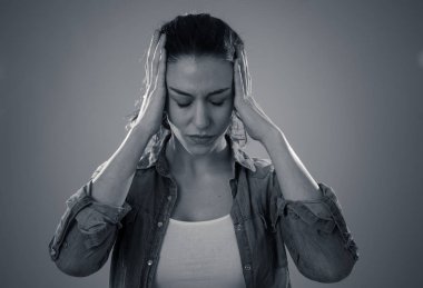 Büyük acı migren muzdarip endişeli ve düşünceli görünümlü genç bir kadının yakın portresi. Nötr arka planda izole edilmiş. Yüz ifadeleri ve duygular ve sağlık kavramı.