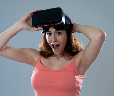 Sanal gerçeklik deneyimi. Vr gözlüklerini kullanmak üzere olan genç beyaz mutlu kadın simülasyon ve sanal hayatı keşfetmek konusunda heyecanlı. Yeni teknoloji Sanal Artırılmış Gerçeklik kavramı.