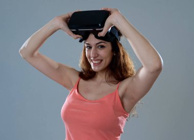 Sanal gerçeklik deneyimi. Vr gözlüklerini kullanmak üzere olan genç beyaz mutlu kadın simülasyon ve sanal hayatı keşfetmek konusunda heyecanlı. Yeni teknoloji Sanal Artırılmış Gerçeklik kavramı.