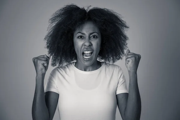 Retrato Mulher Afro Americana Frustrada Atraente Com Rosto Irritado Estressado — Fotografia de Stock