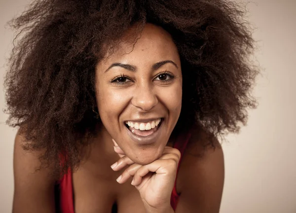 Bliska Portret Młodej Afroamerykańskiej Kobiety Afro Stylu Włosów Piękny Uśmiech — Zdjęcie stockowe