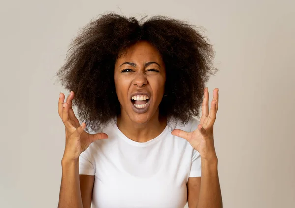 怒りとストレスの顔を持つ魅力的な欲求不満のアフリカ系アメリカ人女性の肖像画 怒って狂った叫び声を上げ 激しいジェスチャーを作る 表情と感情と精神的健康 — ストック写真