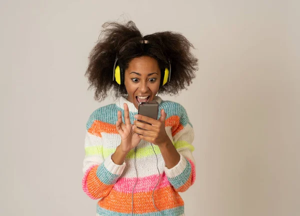 Kleurrijk Portret Van Prachtige Gelukkige Afro Amerikaanse Vrouw Luisteren Naar — Stockfoto