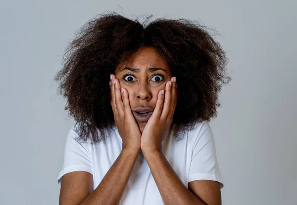 Portret Van Jonge Afro Amerikaanse Vrouw Gevoel Bang Geschokt Maken — Stockfoto