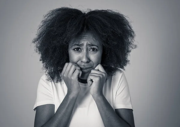 Portret Młodej Afroamerykańskiej Kobiety Czuje Się Przerażony Wstrząśnięty Strach Gesty — Zdjęcie stockowe
