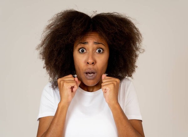 Портрет молодой африканской женщины, испытывающей страх и шок, делающей жесты страха и тревоги. Выглядит испуганной, прикрываясь. Принято. Понятие негативных человеческих выражений и эмоций
.