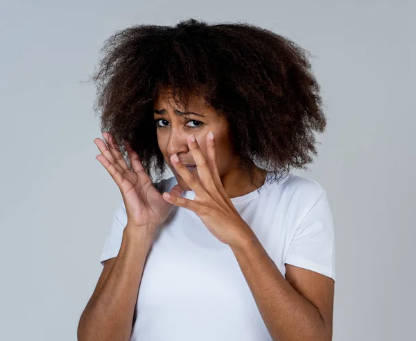 Retrato Jovem Afro Americana Sentindo Assustada Chocada Fazendo Medo Gestos — Fotografia de Stock