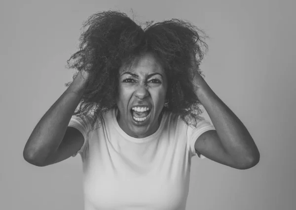분노와 스트레스 아프리카 미국인 여성의 초상화 소리를 불안을 제스처를 만들기 — 스톡 사진