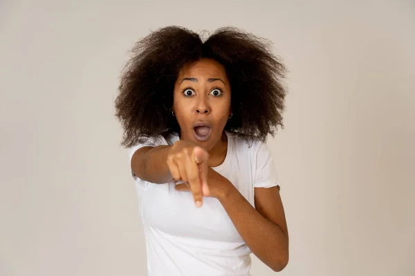 Mooie Geschokt Afro Amerikaanse Vrouw Zoek Wijzend Naar Iets Ongelofelijk — Stockfoto