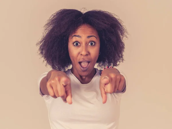 Mooie Geschokt Afro Amerikaanse Vrouw Zoek Wijzend Naar Iets Ongelofelijk — Stockfoto