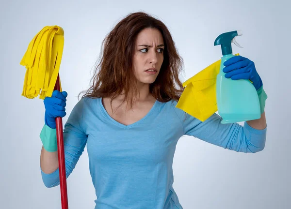 Mooie Boze Boos Vrouw Vasthouden Mop Reiniging Spray Gevoel Gefrustreerd — Stockfoto