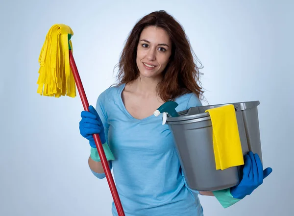 掃除機を持つ美しい幸せな主婦の女性 誇りに思う女性 清掃サービスプロフェッショナル 家政婦 コピースペースで青い背景に隔離されたスタジオの肖像画 — ストック写真