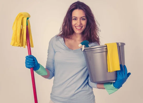 掃除機を持つ美しい幸せな主婦の女性 誇りに思う女性 清掃サービスプロフェッショナル 家政婦 コピースペースで青い背景に隔離されたスタジオの肖像画 — ストック写真