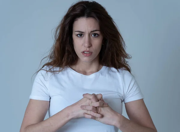 Giovane Donna Con Capelli Rossi Confusa Dispiaciuta Guardando Nel Disgusto — Foto Stock