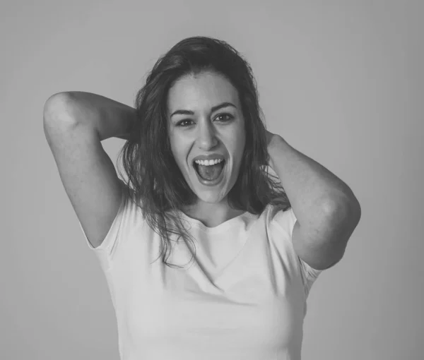 Retrato Mulher Animada Surpreendente Com Cabelos Encaracolados Vermelhos Dançando Fazendo — Fotografia de Stock