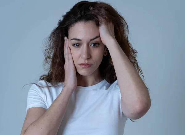 Close Retrato Uma Jovem Mulher Olhando Preocupado Pensativo Sofrendo Dor — Fotografia de Stock