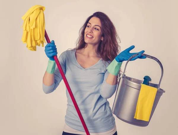 Hermosa Ama Casa Feliz Mujer Sosteniendo Equipo Limpieza Orgullosas Mujeres —  Fotos de Stock