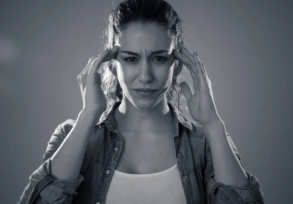 Close Retrato Uma Jovem Mulher Olhando Preocupado Pensativo Sofrendo Enxaquecas — Fotografia de Stock