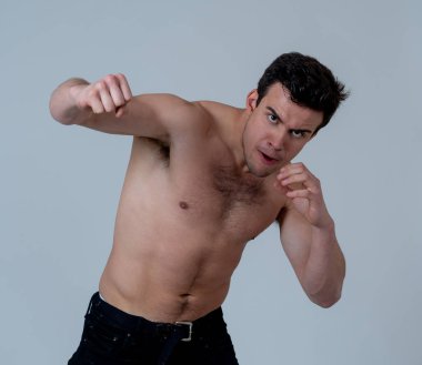 Güç ve motivasyon. Güçlü fitness adam mücadele boks egzersiz spor salonu eğitim siyah arka plan üzerinde izole güçlü bir yumruk atma. Spor ile ilgili reklam için görüntü dostu.