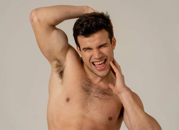 Retrato Hombre Atlético Atractivo Sexy Con Fuerte Torso Posando Varonil —  Fotos de Stock