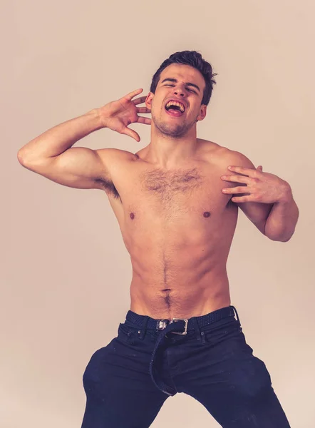 Porträtt Sexiga Stilig Atletisk Man Med Stark Torso Poserar Manlig — Stockfoto