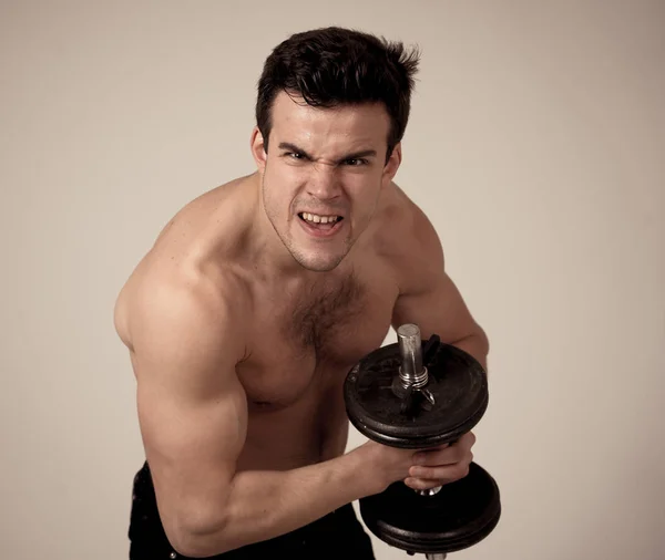 Retrato Joven Atleta Musculoso Construido Haciendo Ejercicios Posando Con Pesas — Foto de Stock