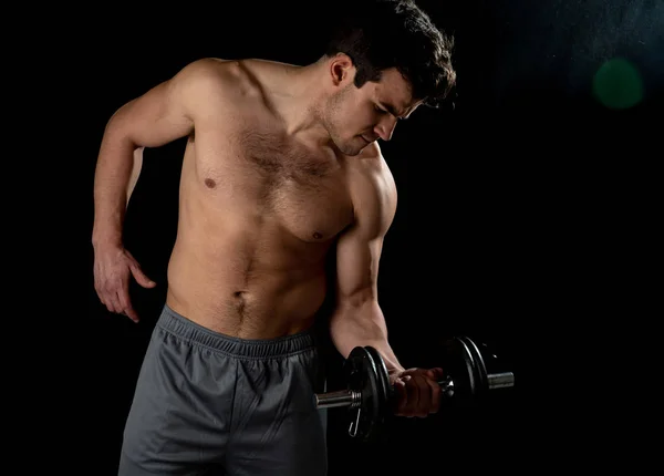 Retrato Joven Atleta Musculoso Construido Haciendo Ejercicios Posando Con Pesas —  Fotos de Stock