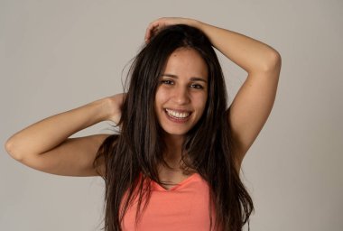 Mutlu yüz, güzel gülümseme ve uzun parlayan saçları ile genç güzel latin kadının yakın portresi. Genç esmer kız gülümseyerek kameraya bakıyor. Güzellik Bakımı Moda Modelleme konseptinde.