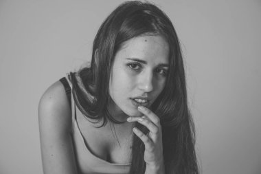 Genç güzel esmer kadın siyah ve beyaz portre seksi ve şehvetli poz görünümlü ve güzel koyu ayes ve saç ile modelleme. Kadınlarda doğal güzellik, modelleme ve yaşam tarzı.