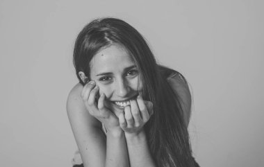 Genç güzel esmer kadın siyah ve beyaz portre seksi ve şehvetli poz görünümlü ve güzel koyu ayes ve saç ile modelleme. Kadınlarda doğal güzellik, modelleme ve yaşam tarzı.