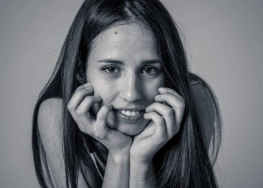 Genç güzel esmer kadın siyah ve beyaz portre seksi ve şehvetli poz görünümlü ve güzel koyu ayes ve saç ile modelleme. Kadınlarda doğal güzellik, modelleme ve yaşam tarzı.