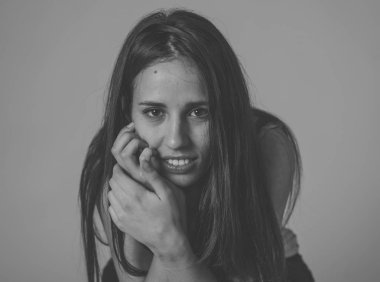 Genç güzel esmer kadın siyah ve beyaz portre seksi ve şehvetli poz görünümlü ve güzel koyu ayes ve saç ile modelleme. Kadınlarda doğal güzellik, modelleme ve yaşam tarzı.