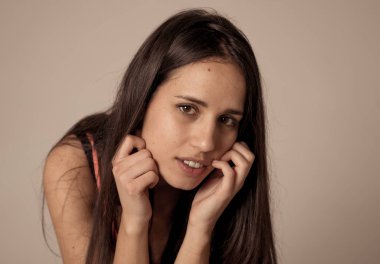 Güzel koyu ayes ve saç ile seksi ve şehvetli görünümlü genç güzel esmer kadın Portresi. Genç kız model poz stüdyo çekim . Kadınlarda doğal güzellik, modelleme ve yaşam tarzı.