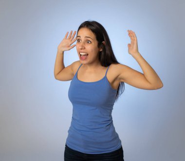 Güzel şok genç Latin kadının Portresi iyi haber işitme şaşırttı, piyango kazanan ya da şok mutlu yüz ile büyük bir başarı sahip. Neşeli jestler yapıyorum. Yüz İfadesi ve Duygular.