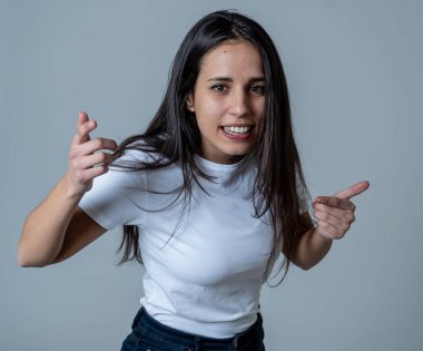 Öfkeli yüz ile stres genç çekici sinirli Latin kadın yakın. Kızgın ve öfkeli jestler yaparak hayal kırıklığına bakıyordu. Nötr arka planda. İnsan yüz ifadeleri ve duygular.