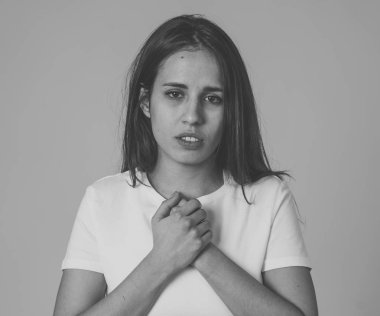 Genç üzgün bir kadının portresi, ciddi ve endişeli, endişeli ve düşünceli görünümlü. Duygusal acı, keder ve depresyon hissi. Kopyalama alanı ile. Yüz ifadeleri ve insan duyguları kavramı.