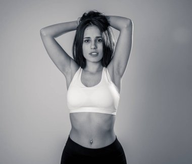 Spor kendine güvenen genç kadın spor üst şehvetli görünümlü giyen güzellik portresi. Spor sağlıklı ve seksi görünümlü neşeli latin güçlü kadın Stüdyo çekim. Fitness Vücut bakım konseptinde.