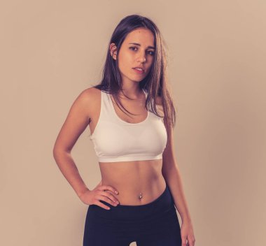 Spor kendine güvenen genç kadın spor üst şehvetli görünümlü giyen güzellik portresi. Spor sağlıklı ve seksi görünümlü neşeli latin güçlü kadın Stüdyo çekim. Fitness Vücut bakım konseptinde.