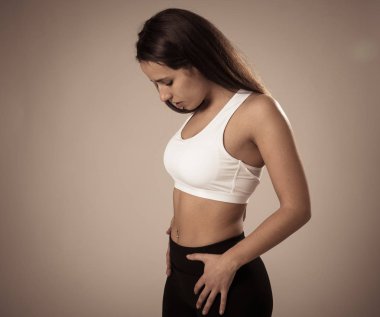 Spor kendine güvenen genç kadın spor üst şehvetli görünümlü giyen güzellik portresi. Spor sağlıklı ve seksi görünümlü neşeli latin güçlü kadın Stüdyo çekim. Fitness Vücut bakım konseptinde.