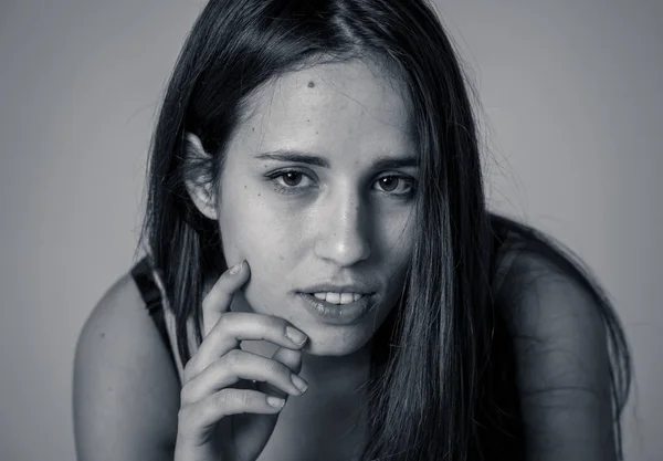 Черно Белый Портрет Молодой Красивой Брюнетки Выглядящей Сексуально Чувственно Позируя — стоковое фото